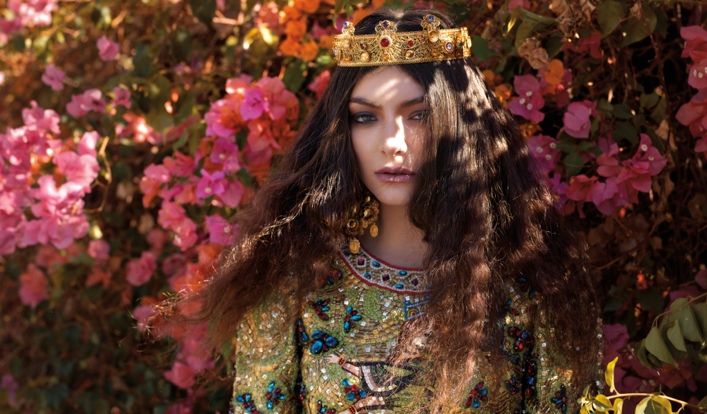 Принцесса среди цветущих кустов