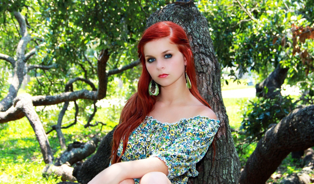 Рыжеволосая девушка Каролина Кейт