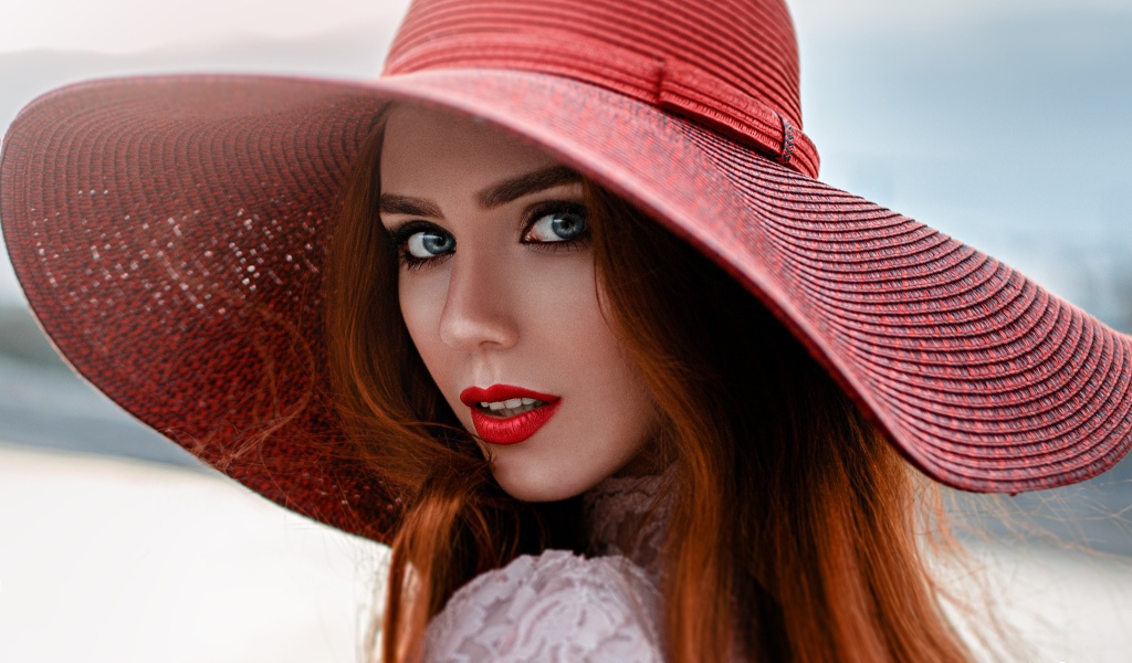 Рыжая девушка в большой красной шляпе