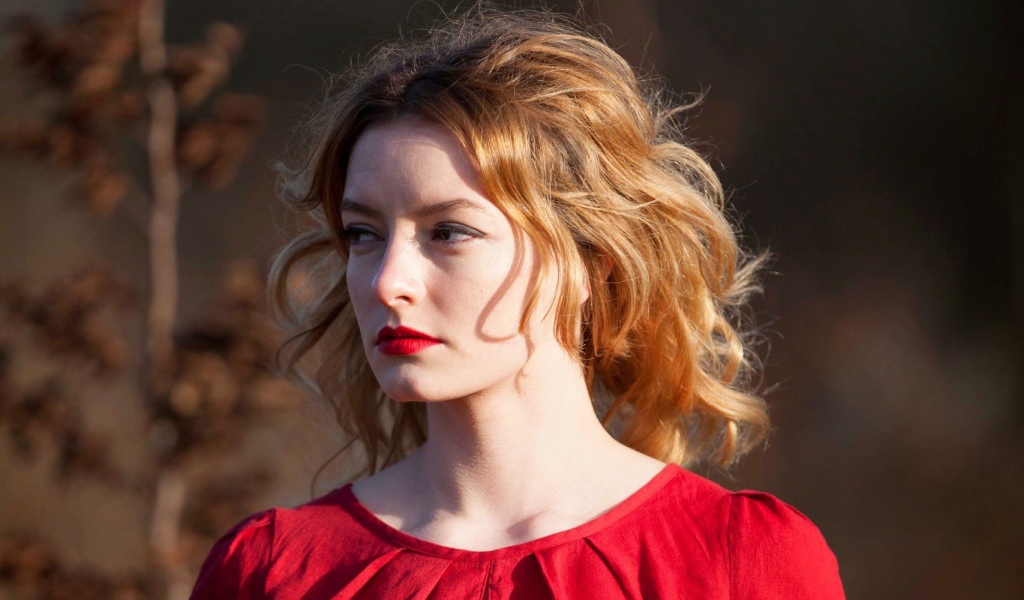 Рыжеволосая девушка в красном платье