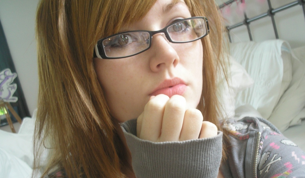 Рыжеволосая девушка в очках