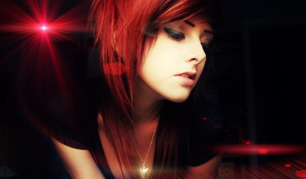 Рыжая девушка в красных лучах