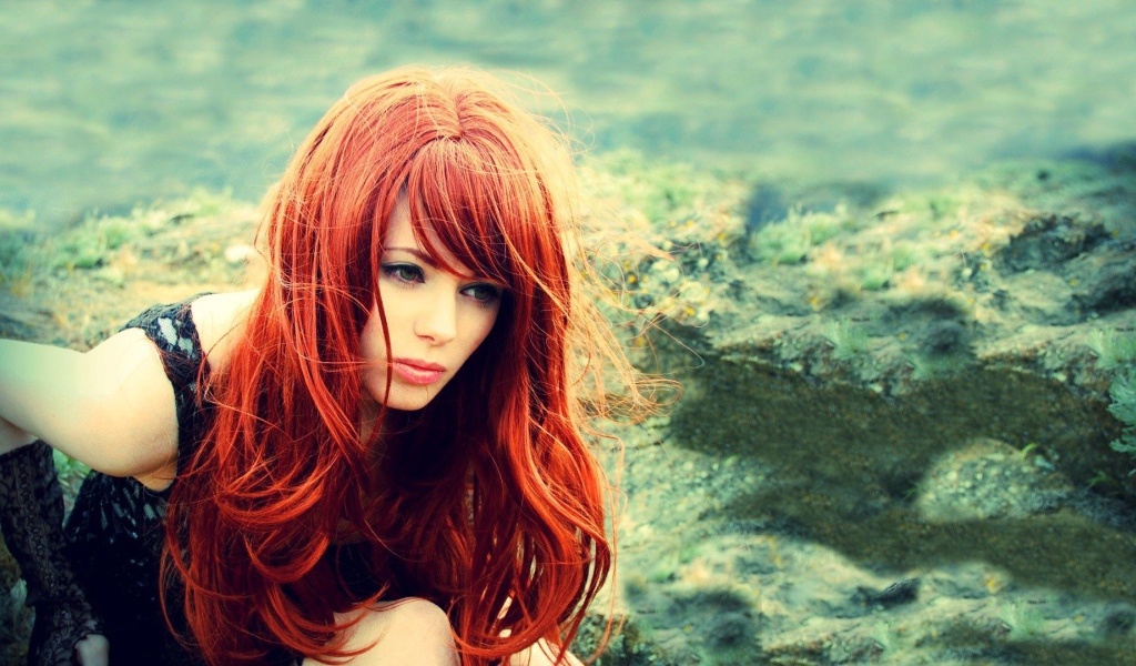 Рыжая девушка на природе
