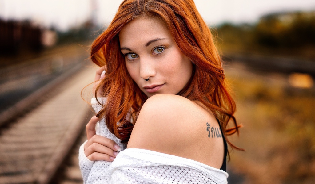 Рыжая девушка с кольцом в носу