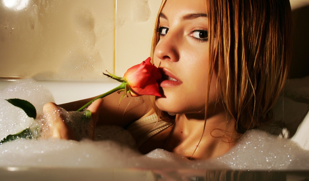 Рыжая девушка с розой купается