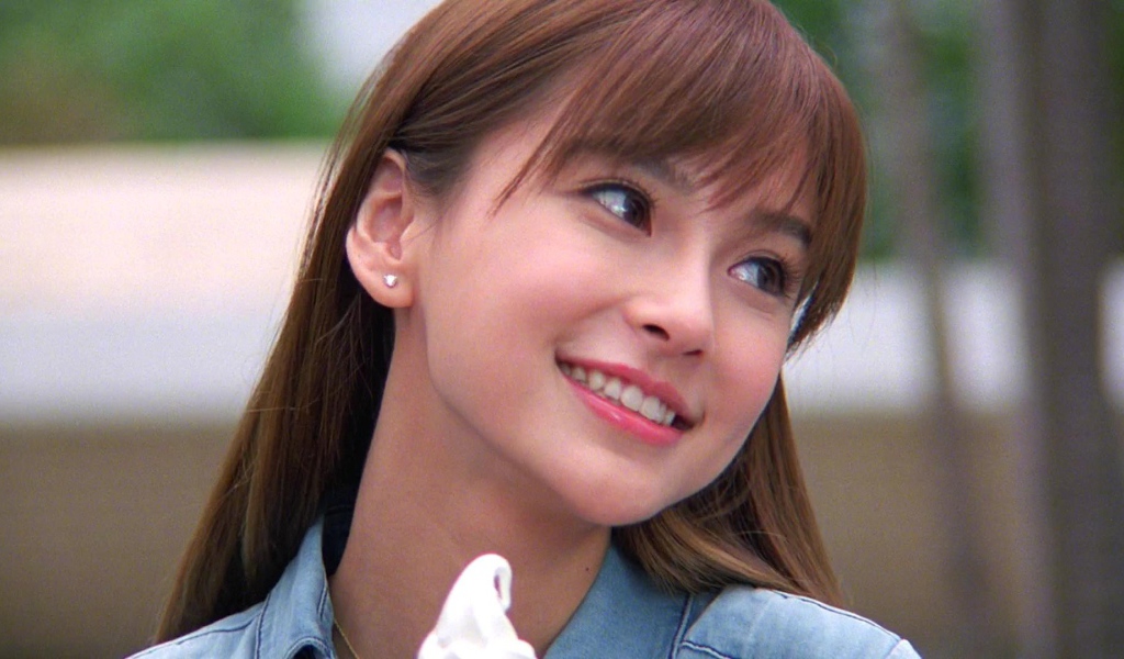 Рыжая девушка японка улыбается