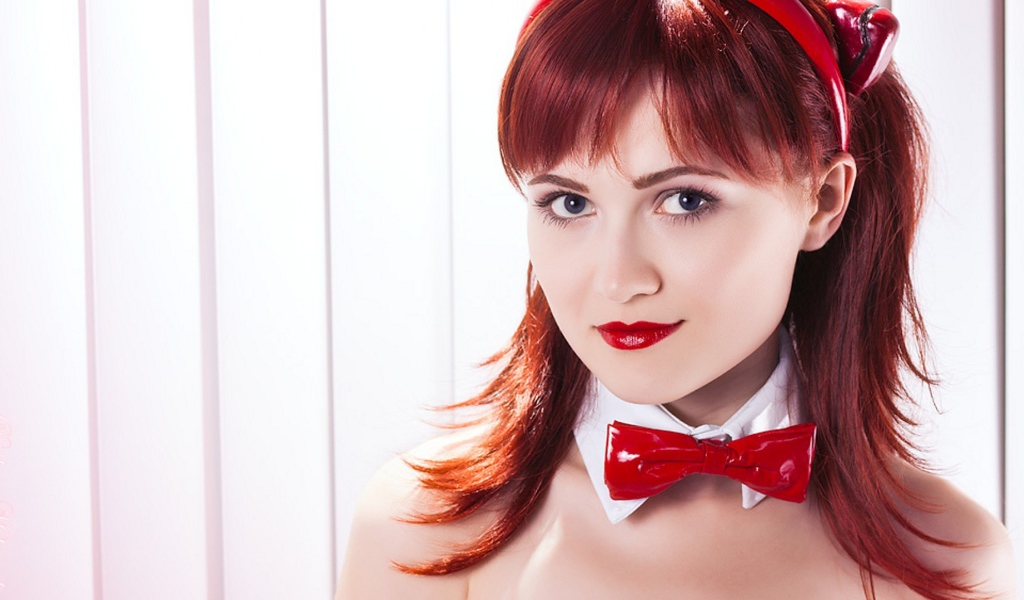 Красная бабочка на шее девушки