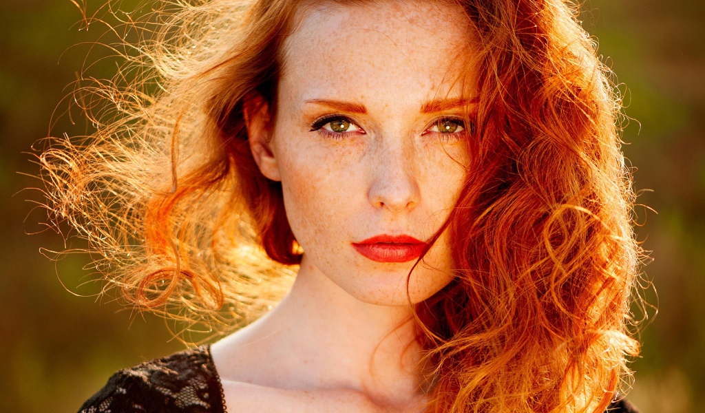 Красные губы у рыжей девушки