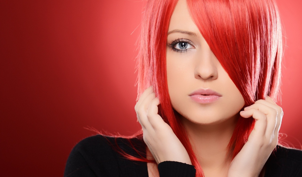 Красноволосая девушка на красном фоне