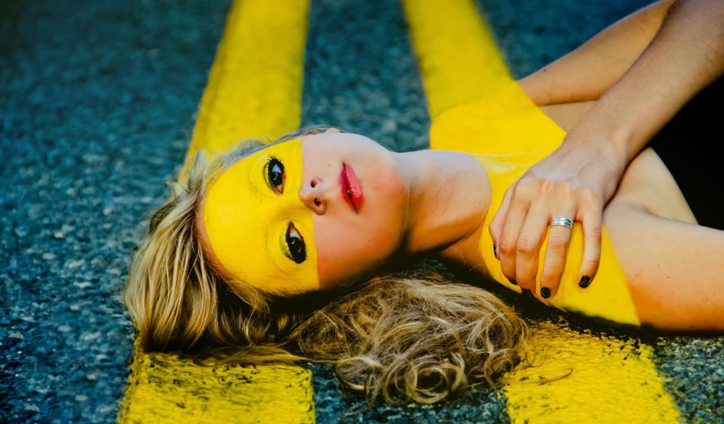 Дорожная разметка на теле девушки