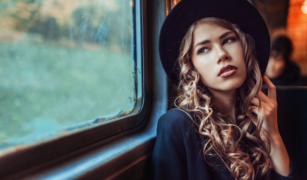 Романтичная девушка смотрит в окно