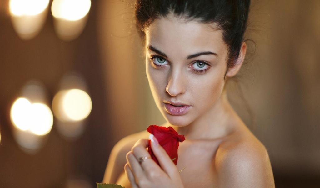 Роза в руке у девушки Аллы Бергер