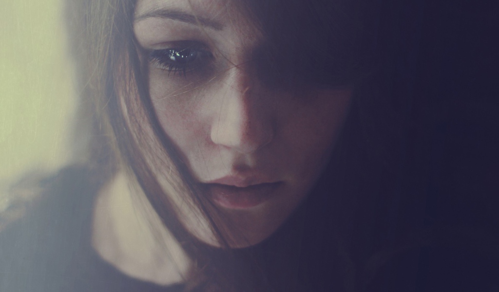 Грустные глаза у девушки брюнетки