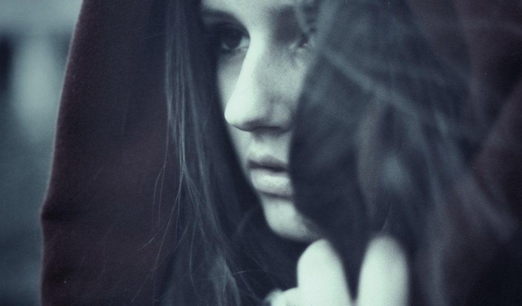 Грустная девушка в капюшоне