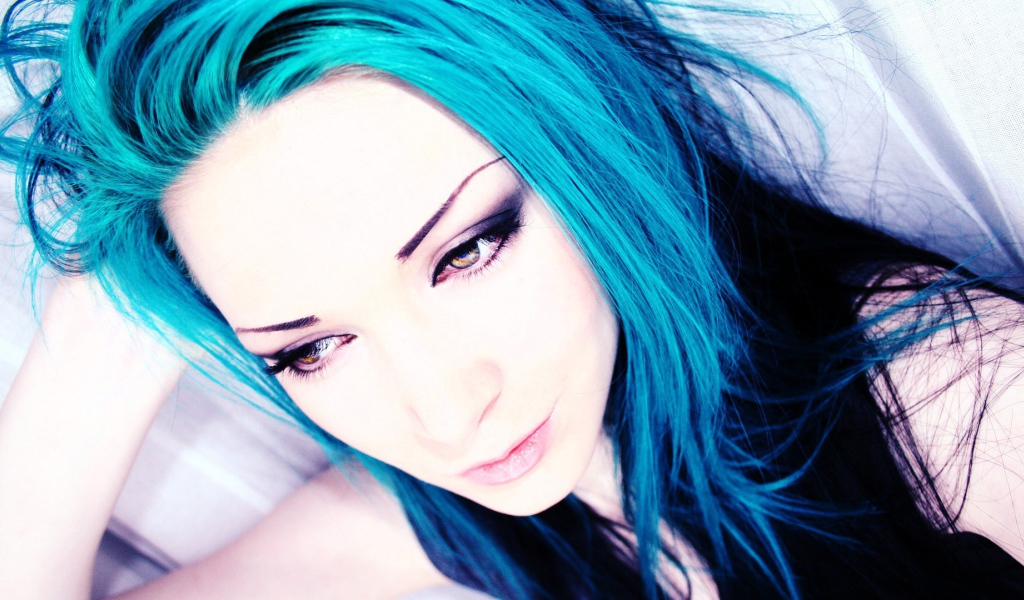 Грустная девушка с голубыми волосами