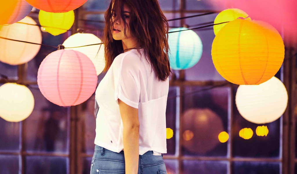 Селена Гомез среди светящихся шаров