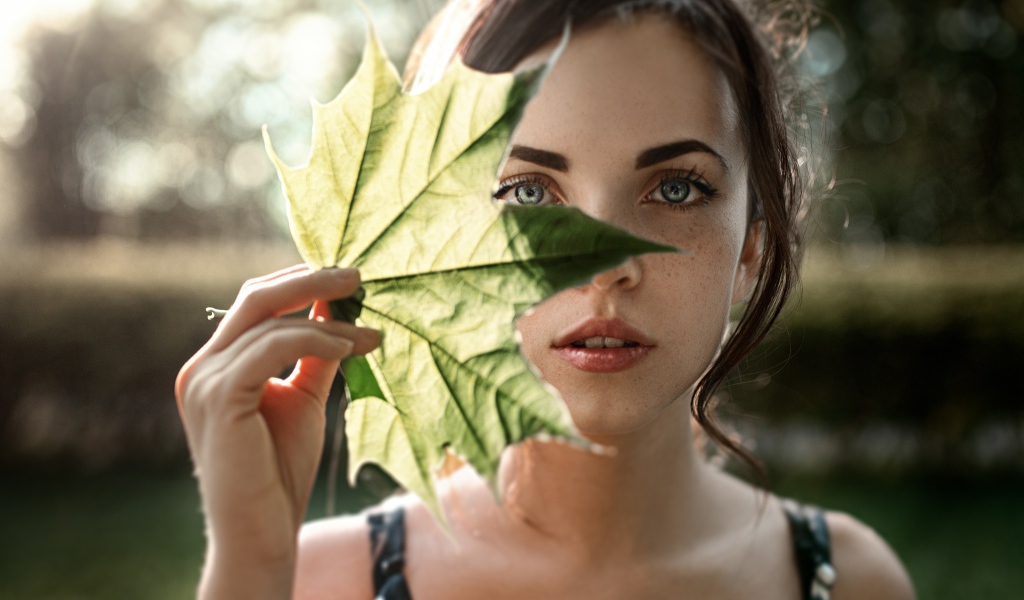 Девушка закрывает лицо листом, фото Георгий Чернядьев