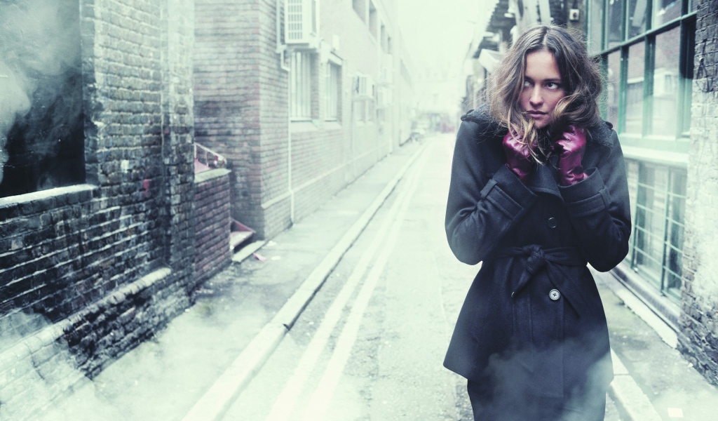 Девушка съежилась от холода