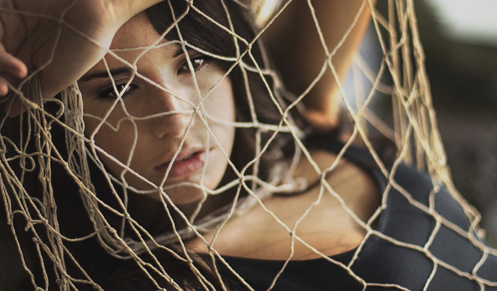 Девушка запуталась в рыбацкой сетке