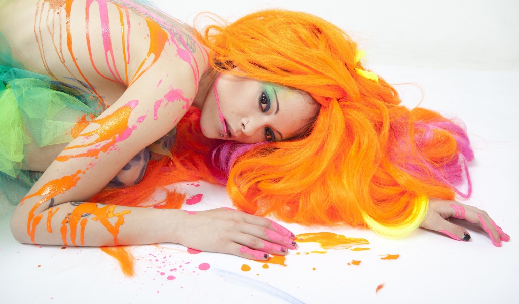 Девушка в красках с оранжевыми волосами
