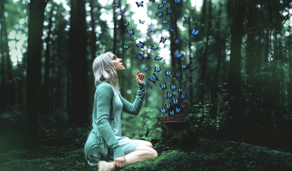 Девушка выпустила бабочек на свободу