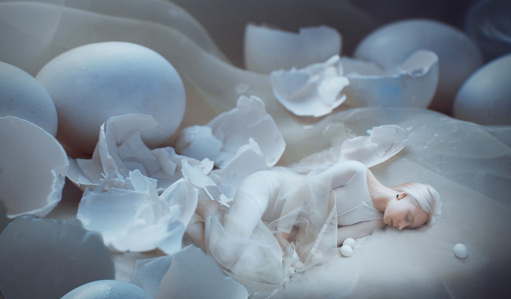 Девушка спит в яичной скорлупе