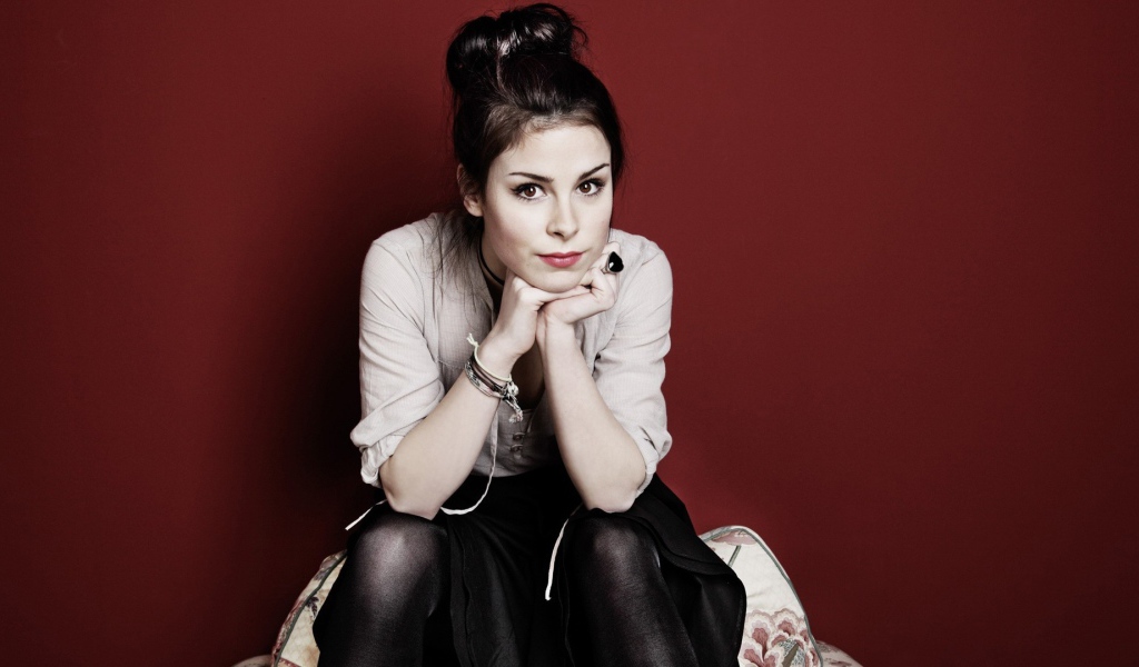 Певица Лена Майер-Ландрут на красном фоне