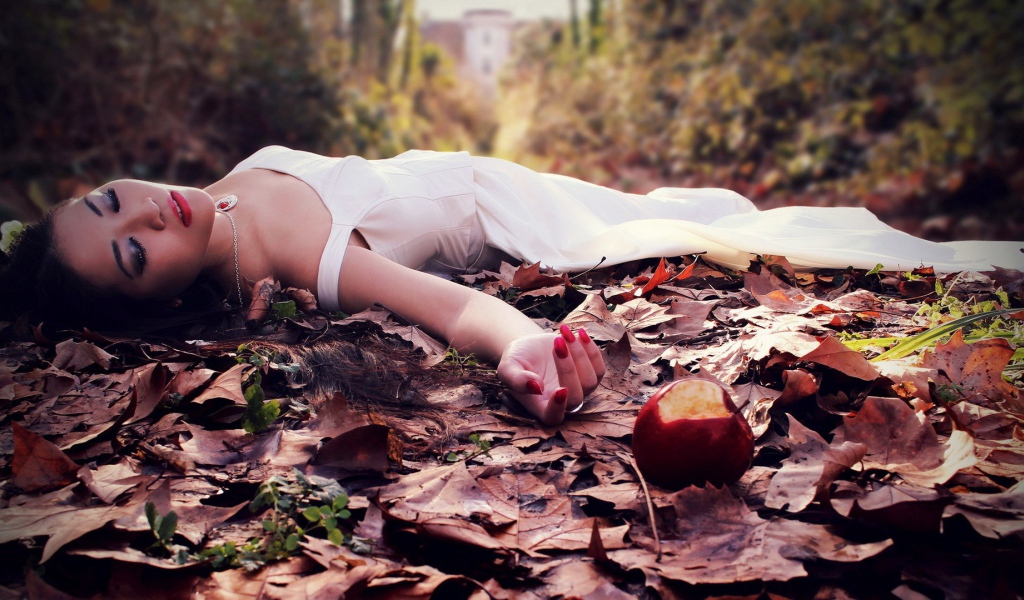 Спящая красавица попробовала заколдованное яблоко