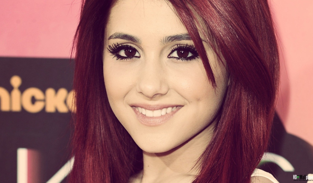 Улыбка девушки Ариана Гранде