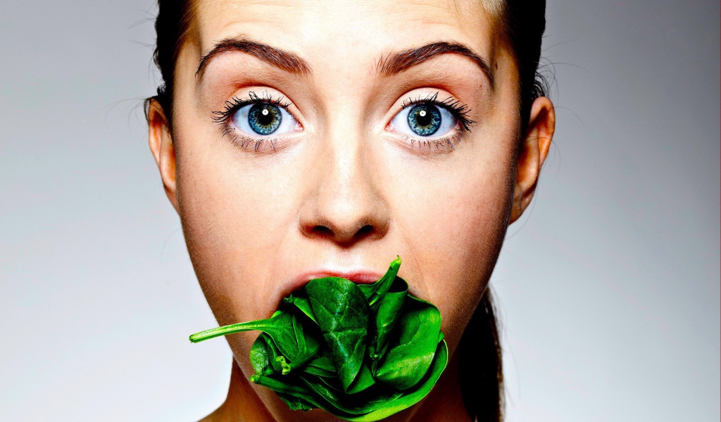 Щавель во рту у девушки