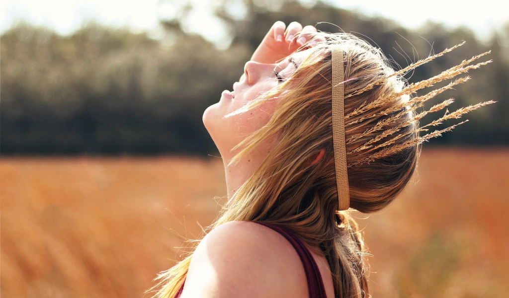 Колоски в виде короны у девушки