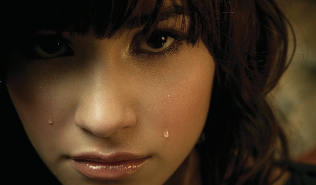 Слезы на лице у девушки