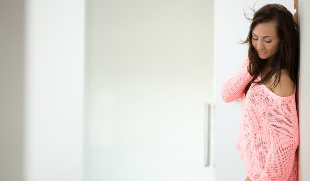 Брюнетка в розовой вязаной кофте