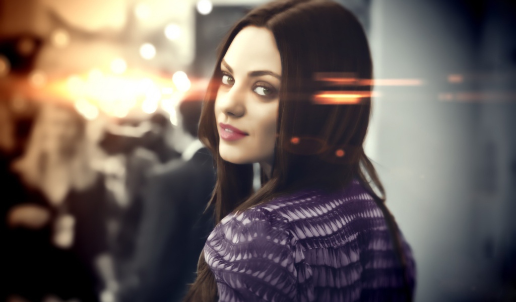 Брюнетка оглянулась через плечо