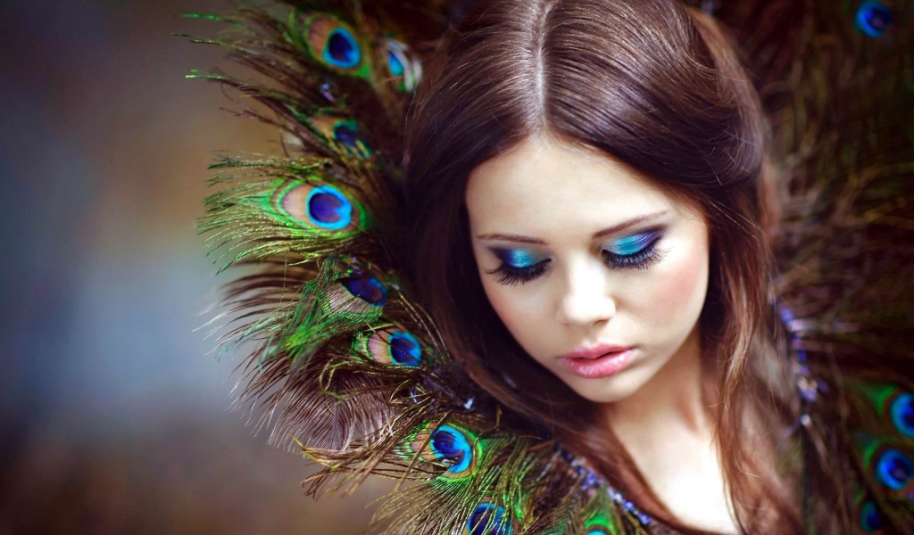 Воротник у девушки из перьев павлина