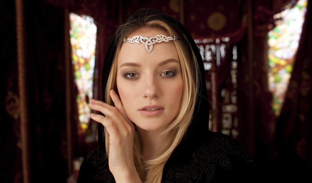 Украшение на лбу девушки