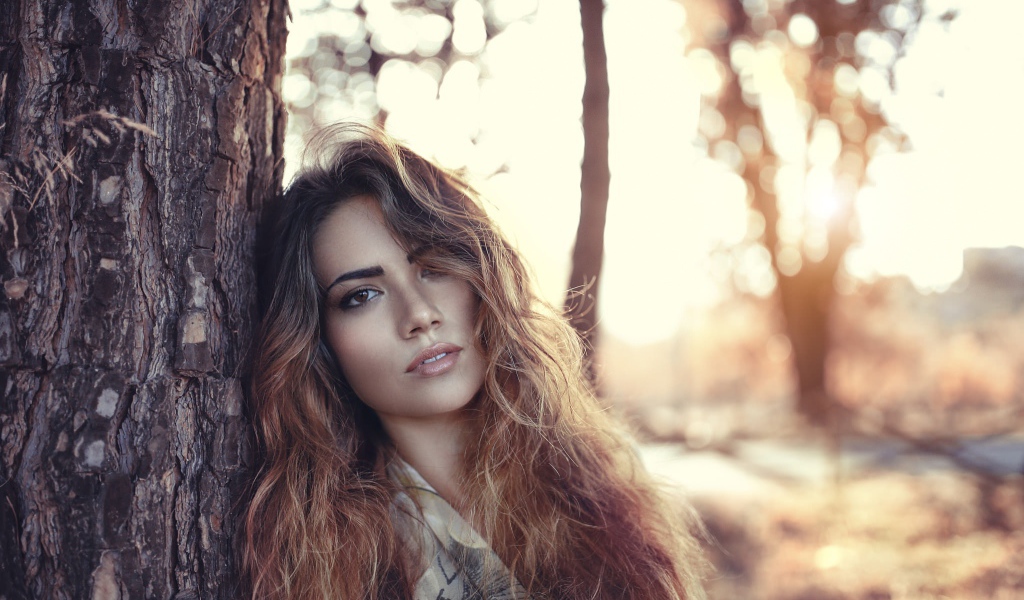 Девушка у дерева, портрет