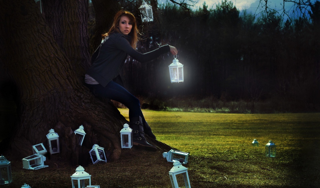 Девушка с фонариками у дерева