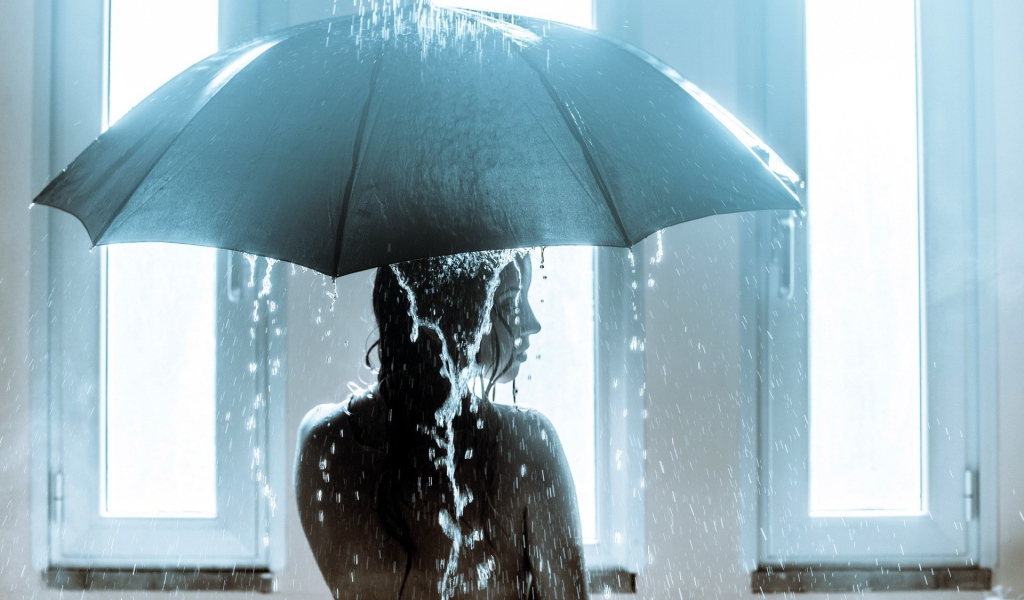 Девушка стала под душ с зонтиком