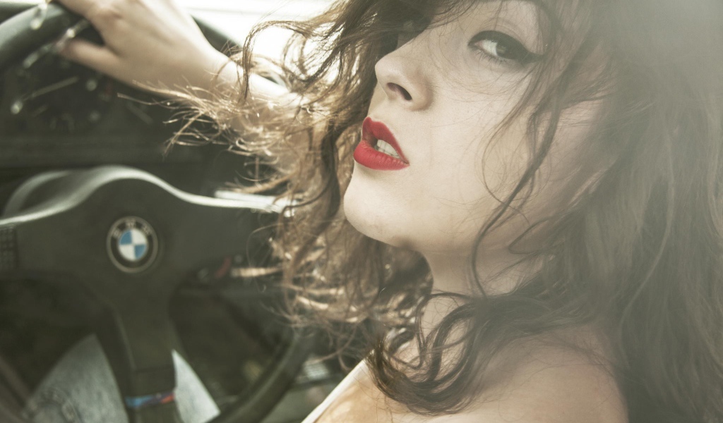 Девушка за рулем БМВ