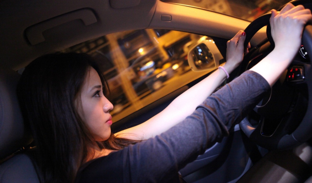 Девушка гонщица за рулем Audi Q3