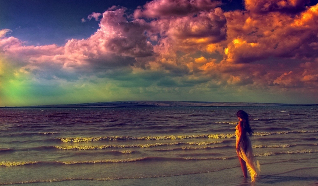 Девушка входит в волны прибоя