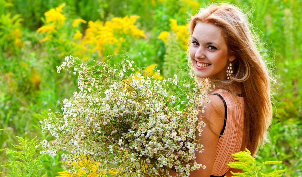 Девушка собрала букет полевых ромашек