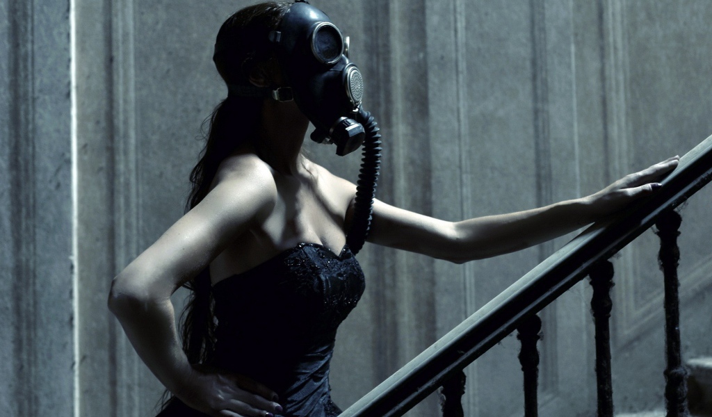 Девушка в маске поднимается по лестнице