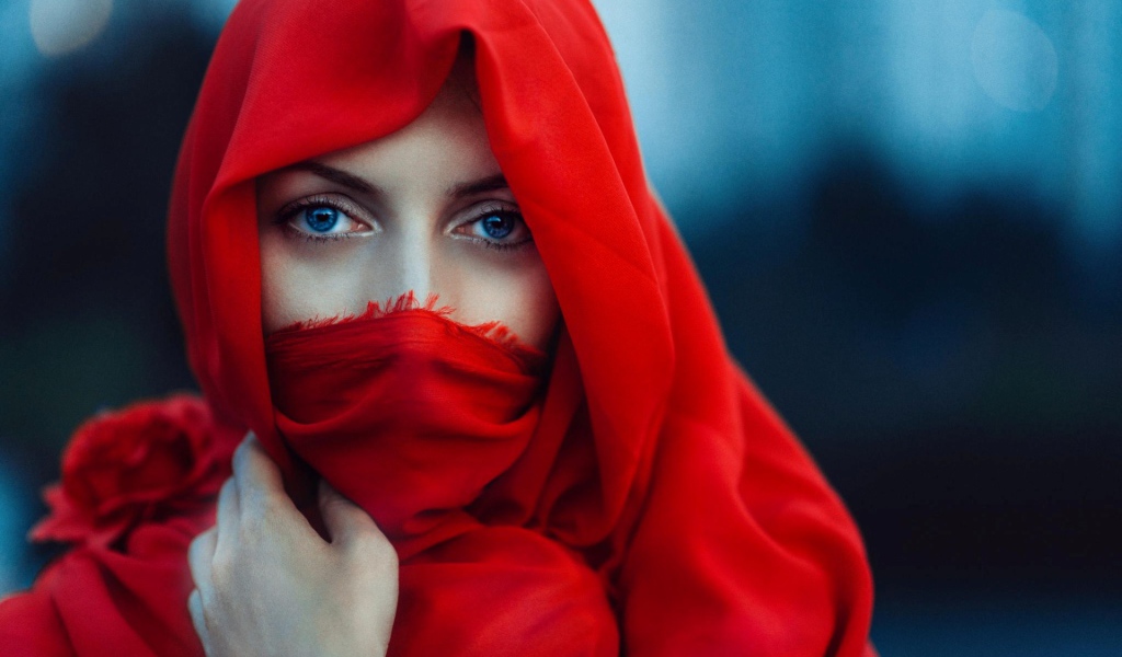 Девушка в красной накидке закрыла лицо