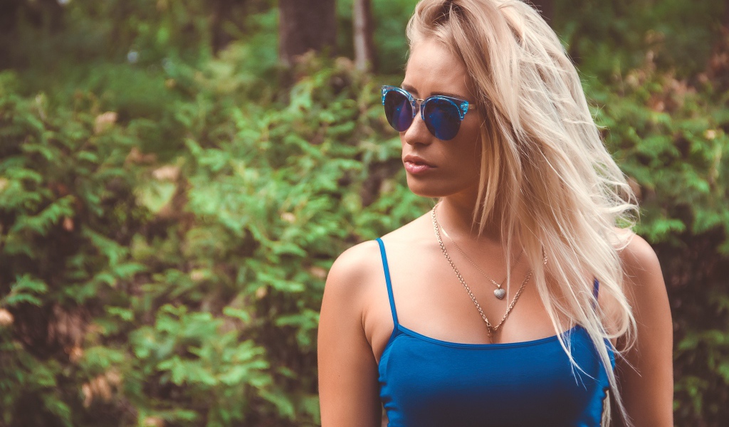 Девушка в синих солнцезащитных очках
