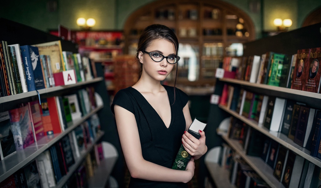 Девушка в очках с книгой