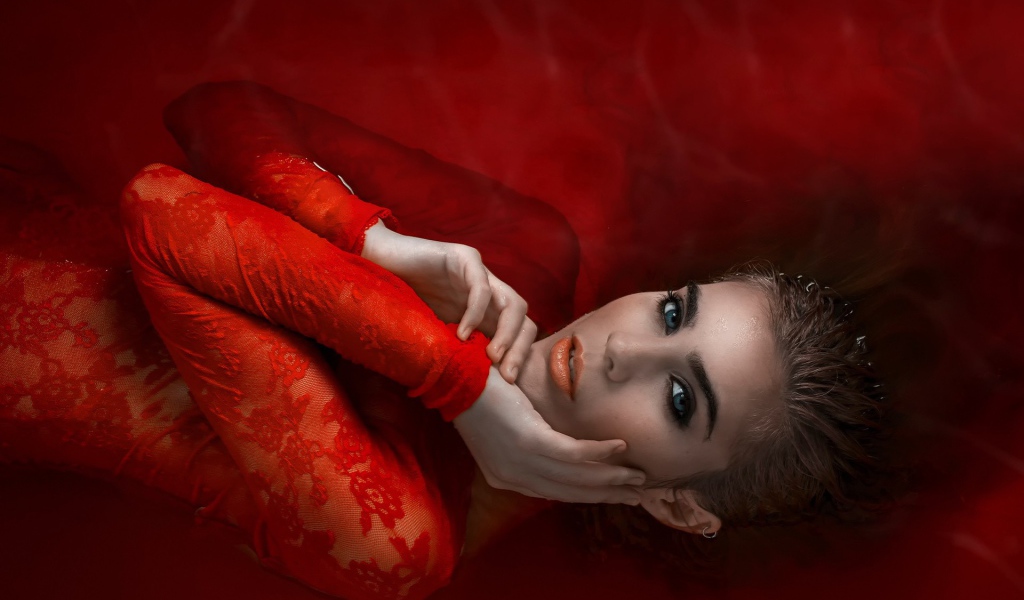 Девушка в красном кружевном платье на красном фоне