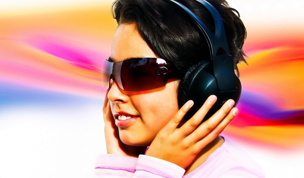 Девушка в темных очках и черных наушниках