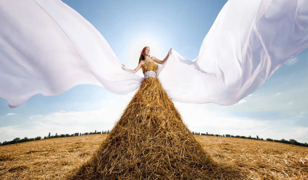 Девушка в платье из сена